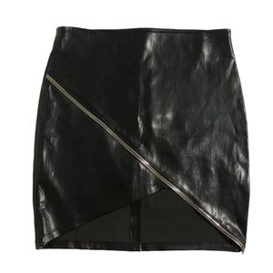 ⭐️RtA Leather Skirt Black Zip Side size 2⭐️